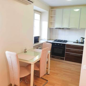 Льва Ландау просп. (50-річчя СРСР), 44