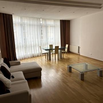 Бульварно-Кудрявська вул. (Воровського), 36