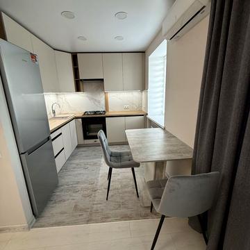 Богдана Хмельницького просп. (Героїв Сталінграда), 8