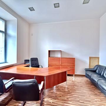 Костельна вул., 8