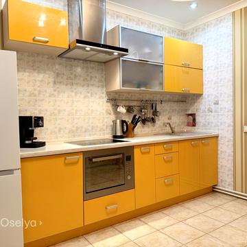 Анни Ахматової вул., 13