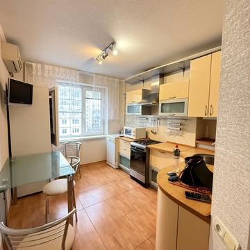 Олександра Поля просп. (Кірова), 44-Б