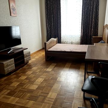 Анни Ахматової вул., 32/18