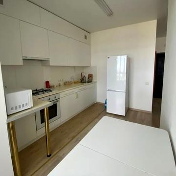 Героїв Небесної Сотні просп., 32