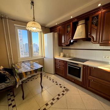 Дарницький бульв., 8