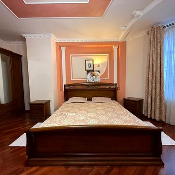 Андрія Мельника вул., 2