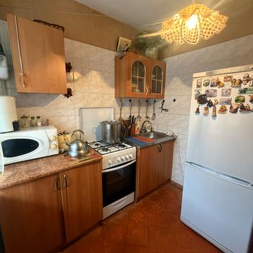 Лівобережна вул., 14