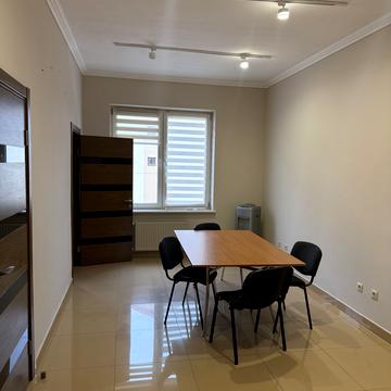 Героїв Крут вул., 2