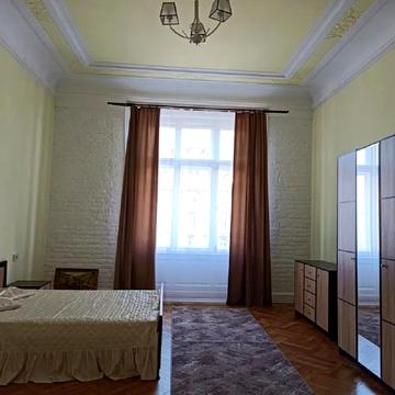 Адама Міцкевича пл., 4