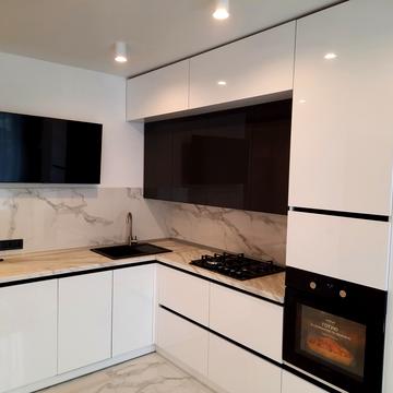 Богдана Хмельницького вул., 76