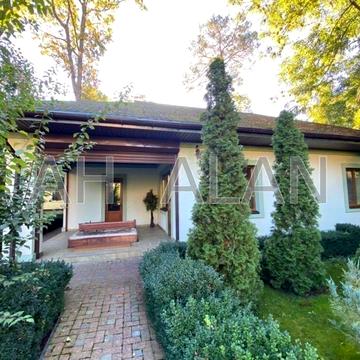 Кленова вул., 11