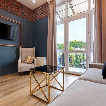 Богдана Хмельницького вул., 11