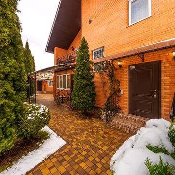 Набережна, 5