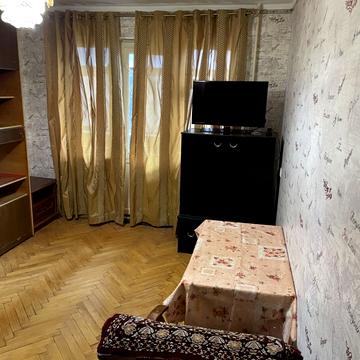 Космонавтів вул., 54