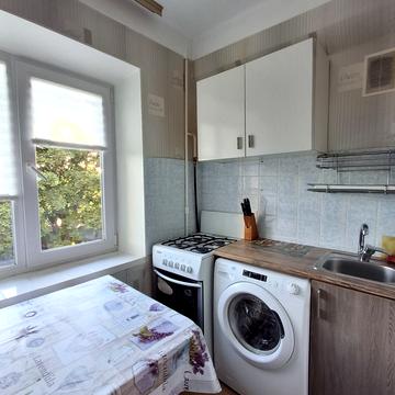 Богатирська вул., 8