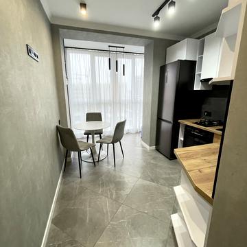 Молодіжна вул., 4