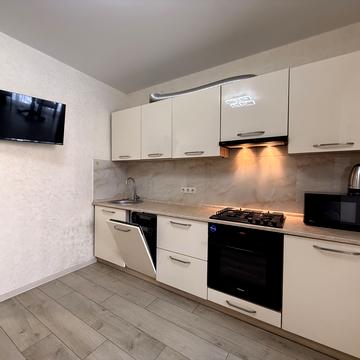 Набережна Перемоги вул., 42