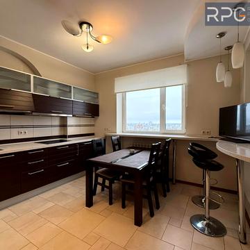 Анни Ахматової вул., 13-Д