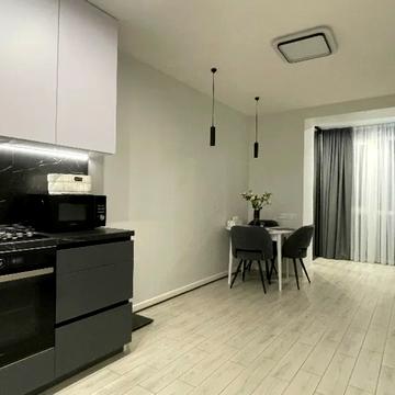 Набережна Перемоги вул., 42