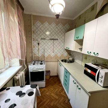 Небесної Сотні просп. (Маршала Жукова), 3/2