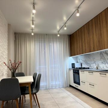 Угорська вул., 12