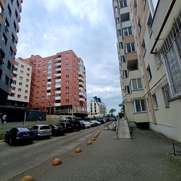 Під Голоском вул., 8