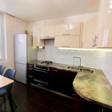 Дмитрівська вул., 2