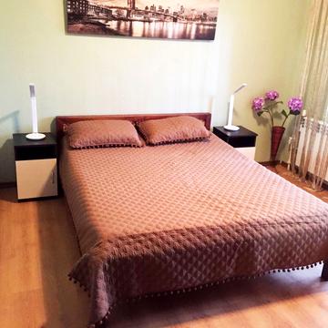 Анни Ахматової вул., 6