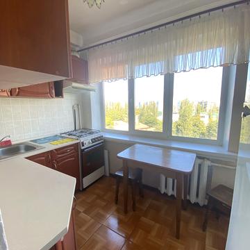 Братиславська вул., 14