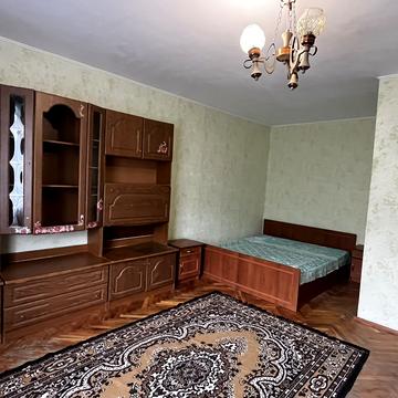 Незалежності бульв. (50 років Жовтня), 3