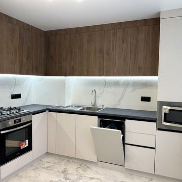 Білогірська вул., 18