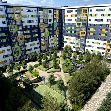 Леоніда Бірюкова бульв., 7