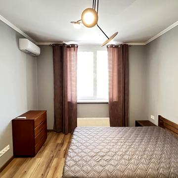 Воскресенська вул., 18