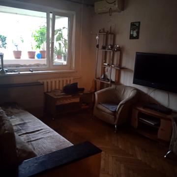 Космонавтів вул., 44