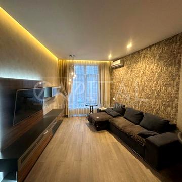 Академіка Філатова вул., 2/1