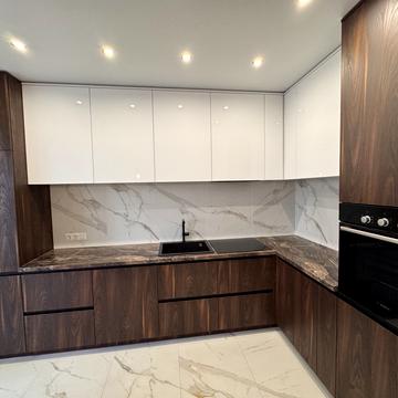 Дніпровська набережна вул., 1