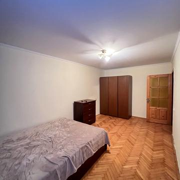 Карпатська вул., 10