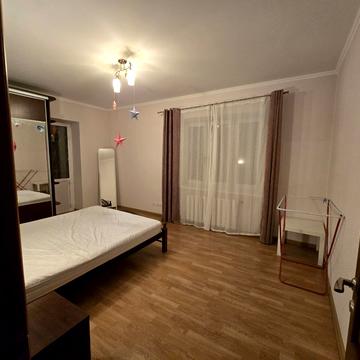 Ніжинська вул., 5