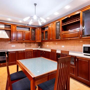 Анни Ахматової вул., 45