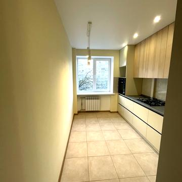 Космонавтів вул., 144