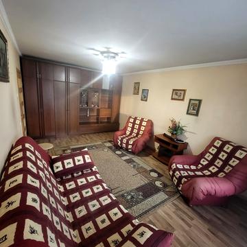 Василя Симоненка вул. (), 1