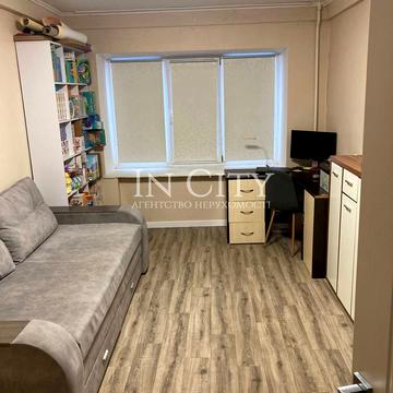 Академіка Доброхотова вул., 10