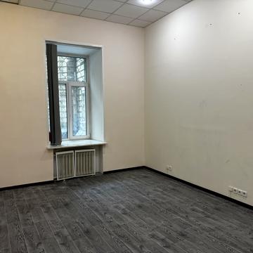 Богдана Хмельницького вул., 32