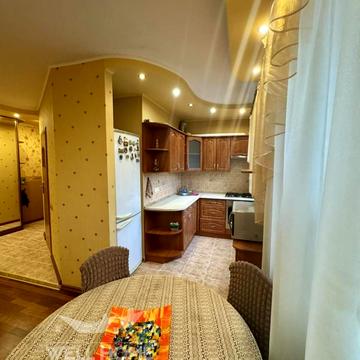 Єреванська вул., 13