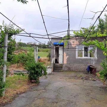 Центральна, 1