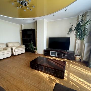 Макіївська вул., 8