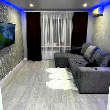 Феодосійська вул., 8