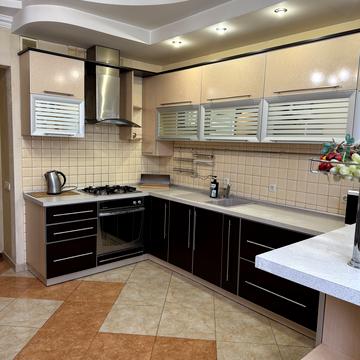 Степана Бандери вул., 9/1