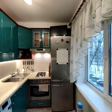 Братиславська вул., 10