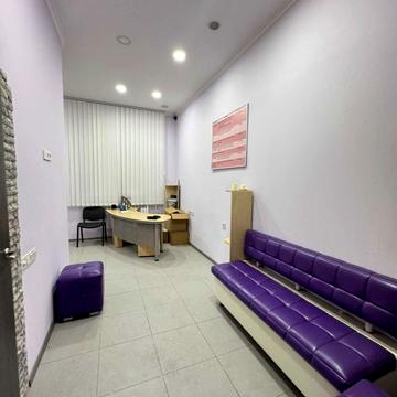 Академіка Амосова вул., 35